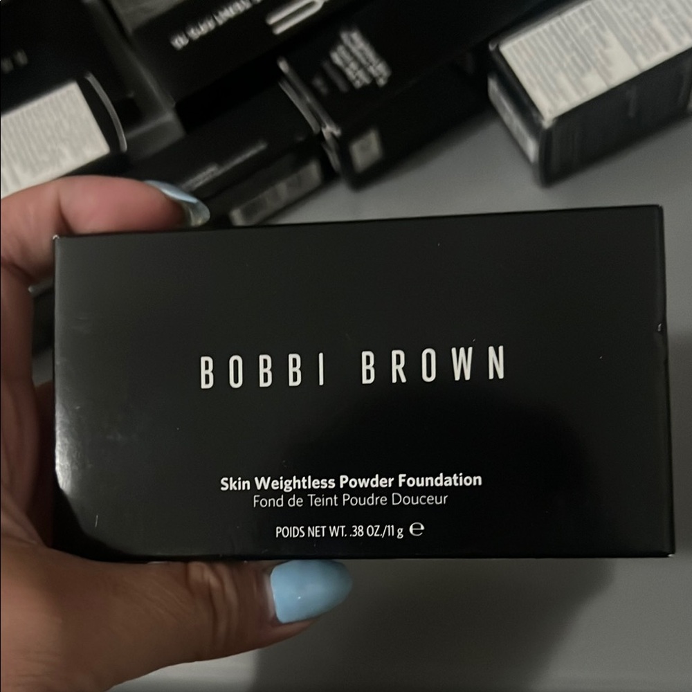 Bobbi Brown Weightless Powder Foundation in W-108 Chestnut